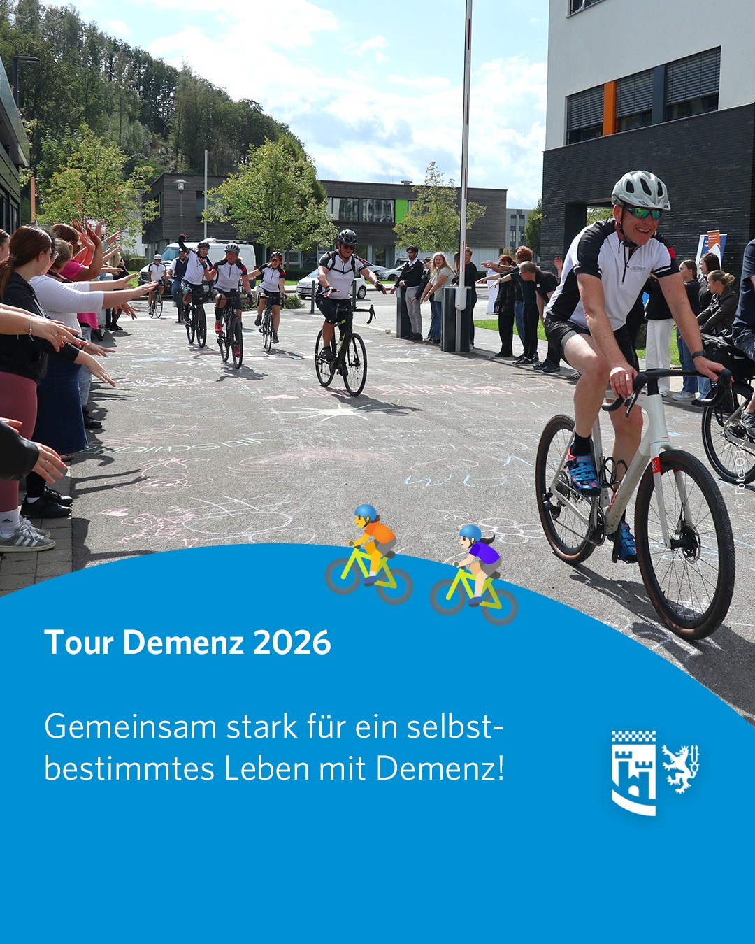 Nach dem Motto "Krisenresilienz stärken" wird auf das Thema Demenz und Unterstützungsangebote aufmerksam gemacht. 🤝 

Insgesamt zehn Städte und 13 Begegnungsorte durchqueren die Radfahrenden den Rheinisch Bergischen und Oberbergischen Kreis. Darunter Burscheid, Bergisch Gladbach, Engelskirchen, Gummersbach, Hückeswagen, Radevormwald. 🚴 🌳 

Traditioneller Zwischenstopp: AGewiS - Akademie Gesundheitswirtschaft und Senioren. 📍 

Die jährliche Tour Demenz setzt ein Zeichen für Menschlichkeit, gesellschaftliche Teilhabe und die Unterstützung von Betroffenen und ihren Angehörigen. 🧓 👩‍👩‍👧 

#oberbergischerkreis #oberberg #meinschönsterlandkreis #obk #oberbergisch #oberbergischesland #kreisverwaltung #bergischesland #agewis #gesundheit #senioren #ausbildung #studium #notfallsanitäter #notfallsanitäterin #sanitäter #sanitäterin #rettungsdienst