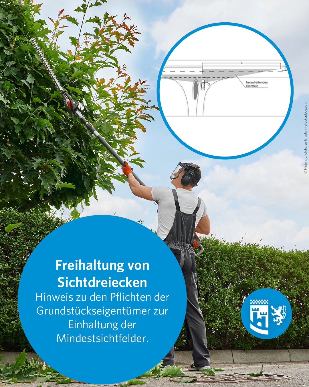 Unser Straßenverkehrsamt macht auf die Freihaltung von sogenannten "Sichtdreiecken" aufmerksam.👀🚗

Durch überhängende Äste und zu breit oder zu hochwachsende Hecken entstehen an Kreuzungen, Einmündungen sowie Fuß- und Radwegen immer wieder Behinderungen. Auch Straßenlampen und Verkehrszeichen sind oft durch privates Grün zugewachsen. 🌿 

Die Verkehrssicherheit und Orientierung aller Verkehrsteilnehmerinnen und Verkehrsteilnehmer werden dadurch beeinträchtigt. Sogar Unfälle passieren, weil erforderliche Sichtfelder nicht eingehalten werden.
_____________________

🧐 Was ist das Sichtdreieck?

Das Sichtdreieck beschreibt ein Sichtfeld, das Verkehrsteilnehmerinnen und Verkehrsteilnehmer zur Verfügung haben, wenn sie von einer untergeordneten in eine übergeordnete Straße einbiegen wollen.
_____________________

Pflichten der Grundstückseigentümerinnen und -eigentümer zur Einhaltung der Mindestsichtfelder sind:

👉  Freihaltung von Sichtbehinderungen der in Sichtfeldern liegenden Grundstücksbereiche 

👉  Gesetzliche Verkehrssicherungspflicht -  z. B. Rückschnitt von Bewuchs

👉  Nicht fest verbundene Einrichtungen dürfen nicht angelegt werden, wenn sie die Verkehrssicherheit beeinträchtigen
_____________________

#strassenverkehr #hauseigentümer #oberbergischerkreis #oberberg #meinschönsterlandkreis #obk #oberbergisch #oberbergischesland #kreisverwaltung #bergischesland