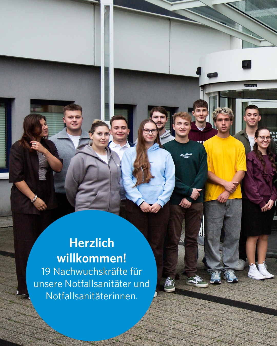 19 neue Nachwuchskräfte! 🚑

Herzlichen willkommen, zukünftige Notfallsanitäterinnen und Notfallsanitäter! 👐 

Wir wünschen einen tollen Start bei uns, als Teil der Kreisverwaltung. ✅ 

#oberbergischerkreis #oberberg #meinschönsterlandkreis #obk #oberbergisch #oberbergischesland #kreisverwaltung #bergischesland #notfallsanitäter #sanitäter #leitstelle #rettungsassistent #rettung #rettungsdienst