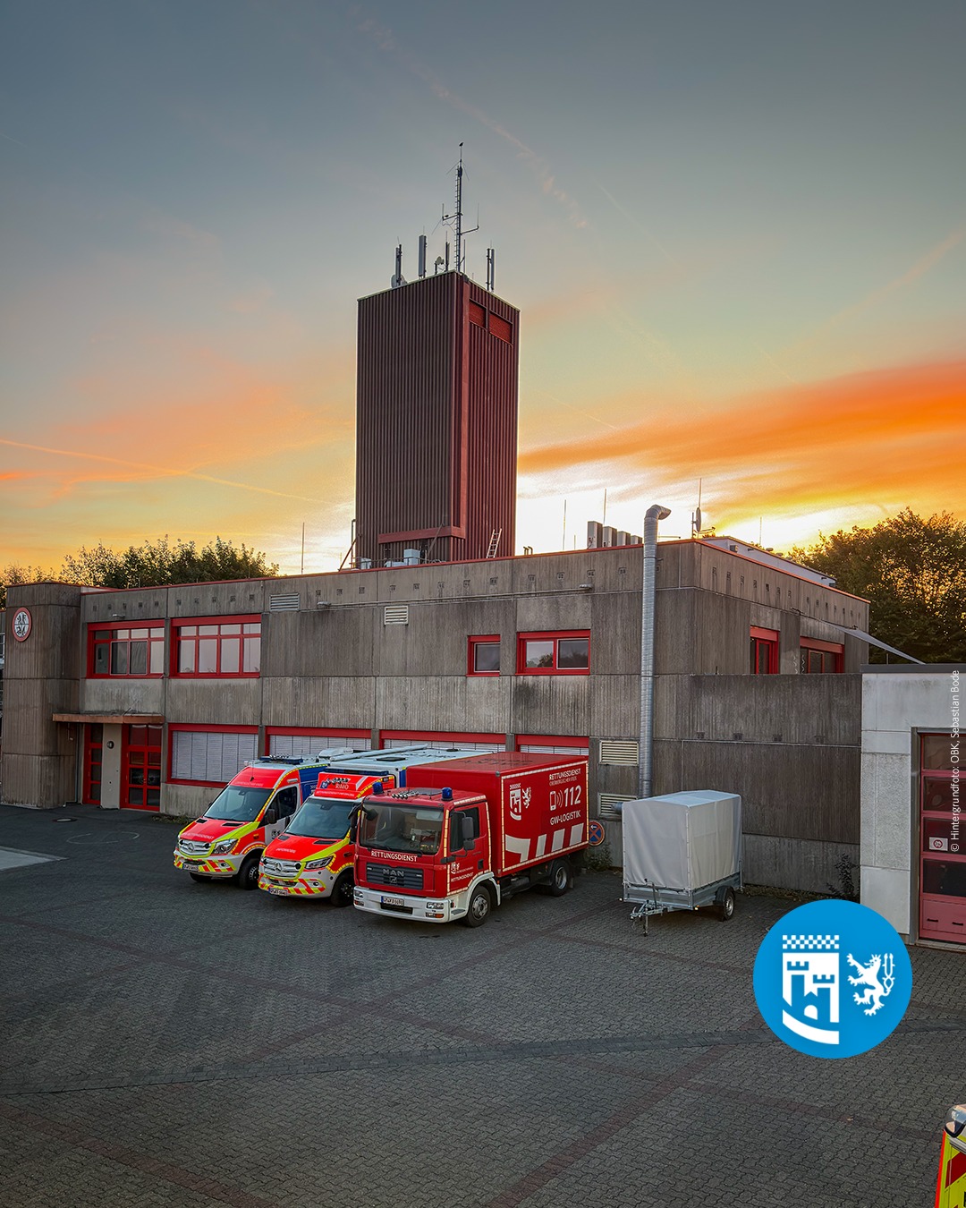 Morgenstund hat Gold im Mund! 🌞
Morgenerwachen am Notfallzentrum Marienheide-Kotthausen. 

Hier teilen sich Amt für Rettungsdienst (Amt 37) und Amt für Brand-, Zivil- und Katastrophenschutz (Amt 38) mit Verwaltung, Leitstelle sowie Schlauch- und Atemschutzwerkstatt ein gemeinsames Gelände. 

So kann immer gut und schnell miteinander kommuniziert werden. 🤝 

#oberbergischerkreis #oberberg #meinschönsterlandkreis #obk #oberbergisch #oberbergischesland #kreisverwaltung #bergischesland #notfallsanitäter #sanitäter #leitstelle #rettungsassistent #rettung #rettungsdienst