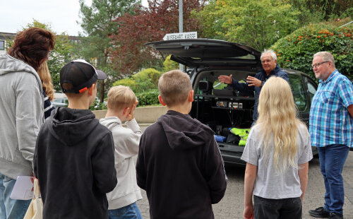Die technische Ausstattung in einem Fahrzeug zur Geschwindigkeitsüberwachung erklärten Mitarbeitende der Bußgeldstelle des Oberbergischen Kreises. (Foto: OBK) Die technische Ausstattung in einem Fahrzeug zur Geschwindigkeitsüberwachung erklärten Mitarbeitende der Bußgeldstelle des Oberbergischen Kreises. (Foto: OBK)