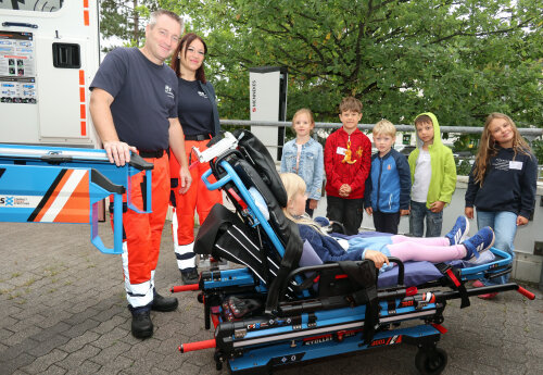 So funktioniert ein Krankentransport: Mitarbeitende des Rettungsdienstes zeigten den interessierten Jungen und Mädchen den Ablauf eines Einsatzes. (Foto: OBK) So funktioniert ein Krankentransport: Mitarbeitende des Rettungsdienstes zeigten den interessierten Jungen und Mädchen den Ablauf eines Einsatzes. (Foto: OBK)