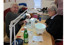 Der Nachrichtentechniker Bernd Stadtfeld aus Loope ist ehrenamtlich im Repair Café engagiert, er konnte Frau Schmidt aus Ründeroth helfen.