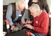 Fleißiges Tüfteln: Die ehrenamtlichen Fachleute Hans Bornwaßer (l.) und Hans Martin Werkshage beim Reparieren.