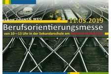 Eisenbahngleise führen in verschiedene Richtungen. Darüber in Fettschrift Eisenbahngleise führen in verschiedene Richtungen. Darüber in Fettschrift