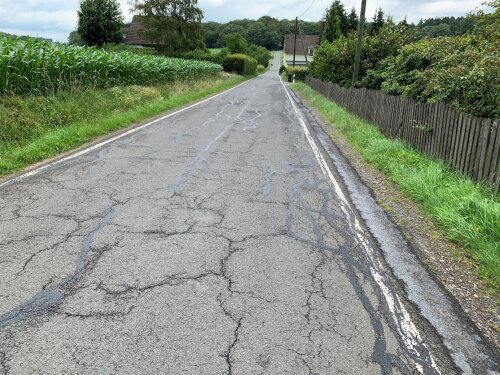 Fahrbahn und Randbereiche der K 7 sind teilweise stark beschädigt. (Foto: OBK) 