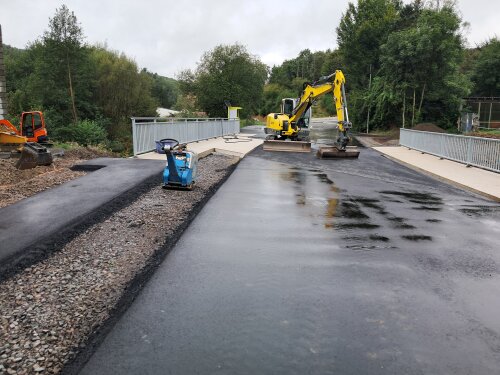 Letzte Arbeiten im Bereich Straßenbau nach Fertigstellung der Othebachbrücke (Foto: OBK)