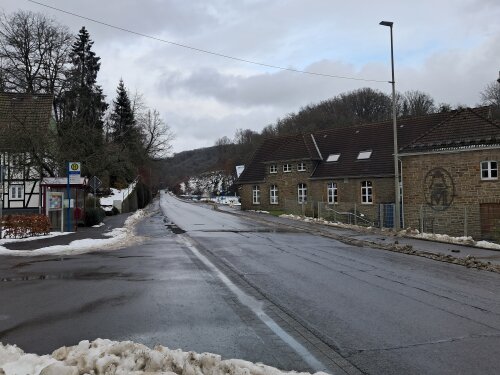 In Gummersbach-Niedernhagen stehen umfangreiche Baumaßnahmen an: Mitte Februar starten die Arbeiten zur Fahrbahnentwässerung sowie der Umbau der Fahrbahn und der Haltestellen. (Foto: OBK)