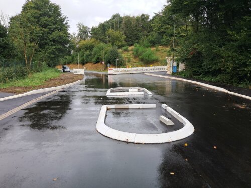 Die neue Überquerungshilfe zwischen den Bushaltestellen im Bereich der Othebachbrücke. (Foto: OBK) 