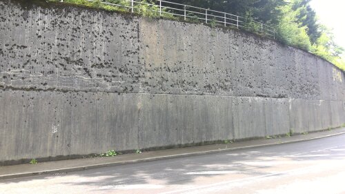 Die Betonstützwand an der K 46 in der Talbecke in Gummersbach muss saniert werden. (Foto: OBK) 