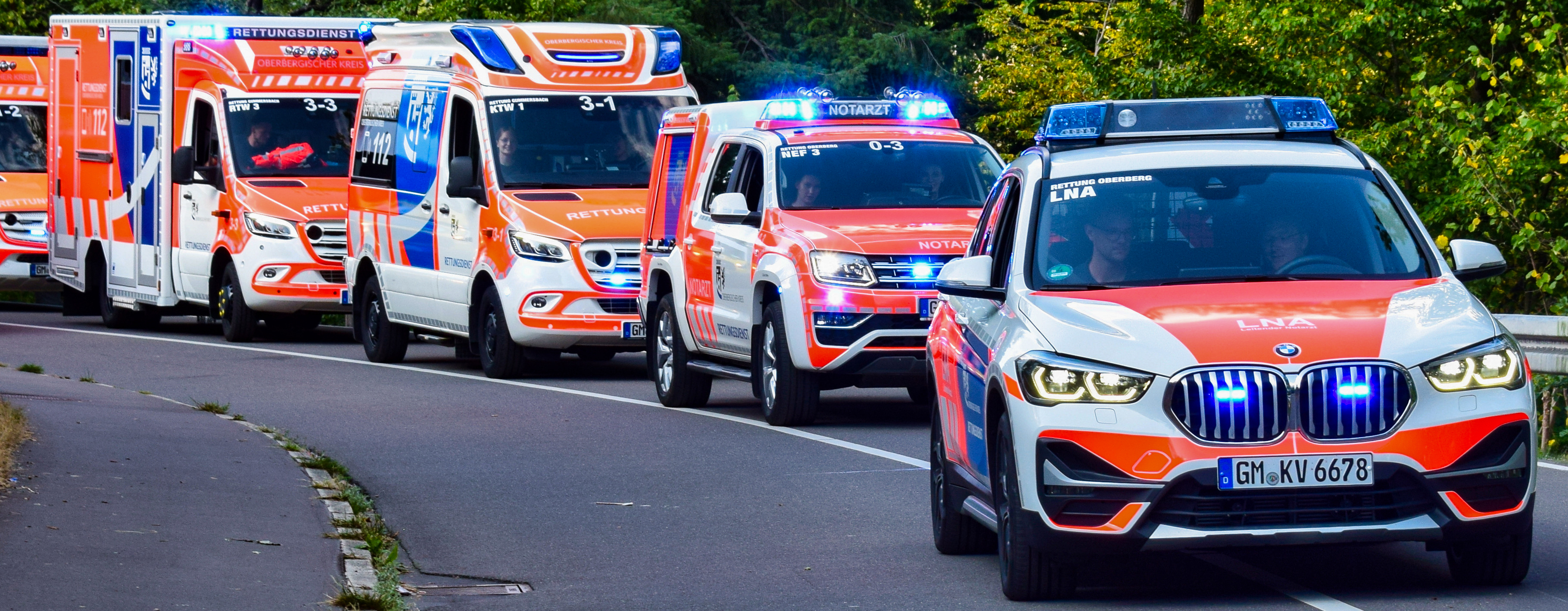 Rettungsdienstfahrzeuge hintereinander (Foto:OBK)