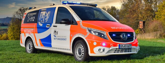 Notarzteinsatzfahrzeug auf einer Wiese Foto:OBK