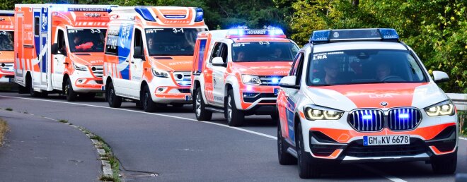 Rettungsdienstfahrzeuge hintereinander (Foto:OBK)