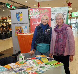 Für den Schutz von Kindern, jungen Menschen und Frauen setzen sich Monica Weispfennig-Buchfeld (l.) und Dagmar Steinmann vom Verein nina + nico e.V. in Gummersbach ein. (Foto: OBK)