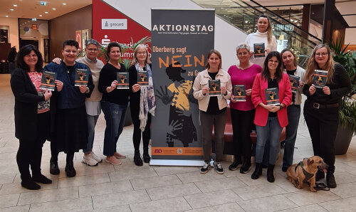 Werben für vielfältige Aktionen anlässlich des Internationalen Tags gegen Gewalt an Frauen im Einkaufszentrum Forum Gummersbach: (v.l.) Ariane Bodur Gleichstellungsbeauftragte der Stadt Bergneustadt; Nadine Zournatzidis, Kreisjugendamt des Oberbergischen Kreises; Nicole Schneider, Koordinatorin Fachdienst Frauen; Sabrina Maar, Opferschutz- und Gleichstellungsbeauftragte der Kreispolizeibehörde; Barbara Reichler, WEISSER RING e.V.; Larissa Martin, Jugendamt der Stadt Gummersbach; Iris Schicht, Gleichstellungsbeauftragte der Gemeinden Morsbach und Reichshof; Magdalena Tertel, Gleichstellungsbeauftragte des Oberbergischen Kreises; Sarah Schalenbach, stellv. Gleichstellungsbeauftragte des Oberbergischen Kreises; Nina Sommer, Gleichstellungsbeauftragte der Stadt Gummersbach; Alissa Triller, VSB gemeinnützige gGmbH. (Foto: OBK) 