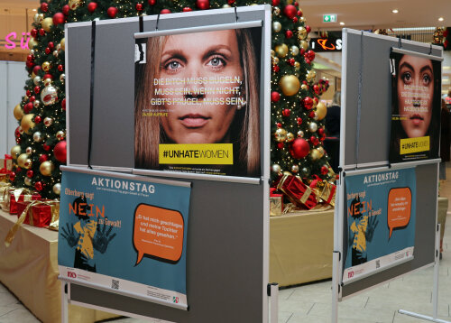 Begleitet wurde der Aktionstag von einer Ausstellung zur Kampagne #unhatewomen, die sich mit sexistischen, frauenverachtenden und gewaltverherrlichenden Texten in der Popkultur auseinandersetzt. Die eindrucksvollen Motive rufen dazu auf, Sprache, Haltung und Verhalten zu hinterfragen und für mehr Respekt und Gleichwertigkeit einzustehen.(Foto: OBK)