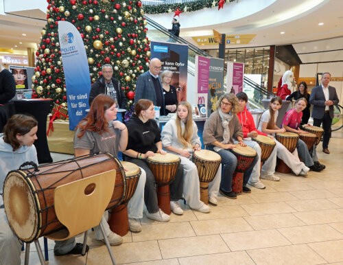 Trommelten lautstark für den Aktionstag gegen Gewalt im Forum: Die Trommlergruppe der Jakob-Moreno-Schule in Gummersbach. (Foto: OBK)