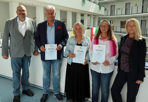 Urkundenverleihung und Glückwünsche zu drei besonderen Dienstjubiläen im Oberbergischen Kreis von der Kreisdezernentin für Sicherheit und Ordnung, Birgit Hähn (r.) an Franz-Josef Steinfort (2.v.l.), Cornelia Kriebel (M.) und Astrid Köster (2.v.r), begleitet von Thomas Ufer (l., Personalrat). (Foto: OBK)     