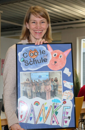 Ein "Dankeschön" der Pilot-Grundschule an Johanna Holst, Vorstand der Hans Hermann Voss-Stiftung, die das Schulprojekt finanziell fördert. (Foto: OBK) Ein "Dankeschön" der Pilot-Grundschule an Johanna Holst, Vorstand der Hans Hermann Voss-Stiftung, die das Schulprojekt finanziell fördert. (Foto: OBK)