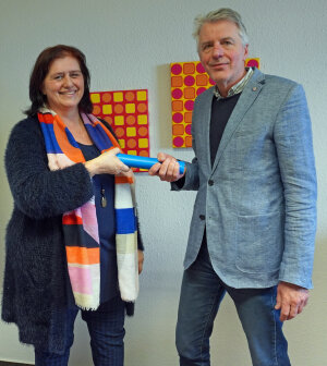 Leitungswechsel: Bernd Christ, ehemaliger Leiter des Schulpsychologischen Dienstes, heißt Marianne Haupt in ihrer neuen Funktion willkommen. Symbolisch tauschen sie den Staffelstab, denn Bernd Christ wird in Zukunft die stellvertretende Leitung übernehmen. (Foto: OBK) Leitungswechsel: Bernd Christ, ehemaliger Leiter des Schulpsychologischen Dienstes, heißt Marianne Haupt in ihrer neuen Funktion willkommen. Symbolisch tauschen sie den Staffelstab, denn Bernd Christ wird in Zukunft die stellvertretende Leitung übernehmen. (Foto: OBK)