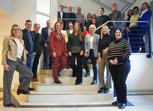 Vertreterinnen und Vertreter von VSD, ev. Kirchenkreis An der Agger, Caritas, AWO, Johanniter, LVR, Jobcenter, Agentur für Arbeit, Gewerkschaft für Erziehung und Wissenschaft, Tagesmütternetz, Ausbildungsinitiative Oberberg, Berufskollegs Wipperfürth-Wermelskirchen und Dieringhausen sowie Wirtschaftsförderung, Kreisjugendamt und Amt für Schule und Bildung des Oberbergischen Kreises setzen sich zukünftig gemeinsam für den Fachkräftebedarf in der Sozial- und Erziehungsbranche ein. (Foto: OBK)