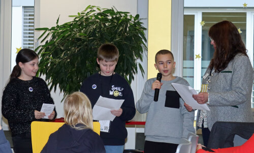 Sabine Gawlik, Schulleiterin an der GGS Ründeroth und einige der Schülerreporter berichten aus dem Redaktionsalltag von "Coole Schule - Fuchsnachrichten". (Foto: OBK). Sabine Gawlik, Schulleiterin an der GGS Ründeroth und einige der Schülerreporter berichten aus dem Redaktionsalltag von "Coole Schule - Fuchsnachrichten". (Foto: OBK).