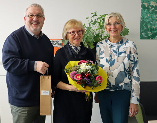 Christa Wagner, langjährige Abteilungsleiterin der VHS Oberberg in der Gemeinde Marienheide, wurde von Bürgermeister Stefan Meisenberg und der Leiterin des Amtes für Schule und Bildung, Anke Koester, in den Ruhestand verabschiedet. (Foto: OBK) Christa Wagner, langjährige Abteilungsleiterin der VHS Oberberg in der Gemeinde Marienheide, wurde von Bürgermeister Stefan Meisenberg und der Leiterin des Amtes für Schule und Bildung, Anke Koester, in den Ruhestand verabschiedet. (Foto: OBK)
