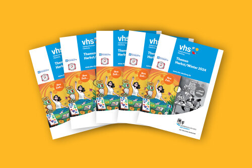 Die neuen VHS-Hefte liegen ab 30. Juli 2024 aus. Online-Anmeldungen zu den Kursen des Herbstsemesters 2024 sind bereits ab dem 2. Juli 2024 möglich.
(Foto/ Grafik: OBK ) Die neuen VHS-Hefte liegen ab 30. Juli 2024 aus. Online-Anmeldungen zu den Kursen des Herbstsemesters 2024 sind bereits ab dem 2. Juli 2024 möglich.
(Foto/ Grafik: OBK )