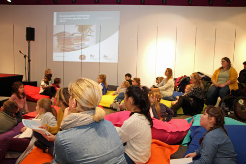 Das Forum Gummersbach schaffte eine einladenden Atmosphäre: Gut besucht war der Zuschauerraum bei der diesjährigen (Vor-)Leseaktion des Bildungsbüro Oberberg. (Foto: OBK) Das Forum Gummersbach schaffte eine einladenden Atmosphäre: Gut besucht war der Zuschauerraum bei der diesjährigen (Vor-)Leseaktion des Bildungsbüro Oberberg. (Foto: OBK)