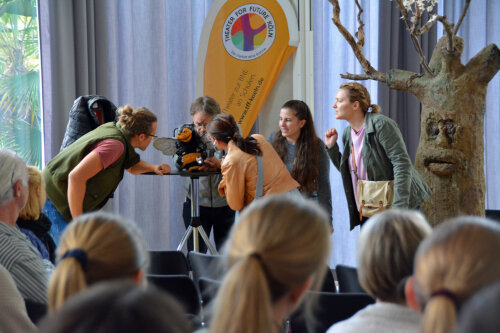 Das Ensemble Theater for Future aus Köln bringt Naturzusammenhänge spielerisch auf die Bühne (Foto: OBK)