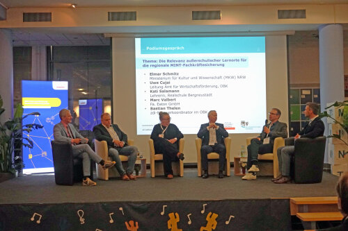 Moderator Ralf Krauter, Deutschlandfunk,(links) führte als Moderator durch die Jubiläumsveranstaltung und sprach mit (von links) Marc Valbert, Fa. Eaton GmbH; Kati Salamann, Lehrerin an der Realschule Bergneustadt; Uwe Cujai, Leitung Wirtschaftsförderung des Oberbergischen Kreises; Elmar Schmitz, Ministerium für Kultur und Wissenschaft (MKW) NRW und Bastian Thelen, zdi-Netzwerkoordinator des Oberbergischen Kreises zu der Relevanz außerschulischer Lernorte für die regionale MINT-Fachkräftesicherung. (Foto: OBK)
