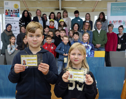 Davin (4. Klasse) und Hanna (2. Klasse) können sich jetzt als Journalisten der Online-Zeitung ausweisen: An fünf Grundschulen im Oberbergischen Kreis lernen Kinder mittels "digi.reporter" multimediale Beiträge zu erstellen. (Foto: OBK) Davin (4. Klasse) und Hanna (2. Klasse) können sich jetzt als Journalisten der Online-Zeitung ausweisen: An fünf Grundschulen im Oberbergischen Kreis lernen Kinder mittels "digi.reporter" multimediale Beiträge zu erstellen. (Foto: OBK)