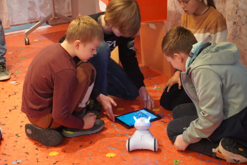 Entdeckerlust im Deutschen Museum Bonn: Kinder programmieren einen interaktiven Bildungsroboter und tauchen spielerisch in die Welt der Technik ein. (Bild: OBK) Entdeckerlust im Deutschen Museum Bonn: Kinder programmieren einen interaktiven Bildungsroboter und tauchen spielerisch in die Welt der Technik ein. (Bild: OBK)