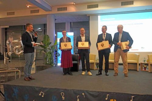 Am Ende der Jubiläumsveranstaltung wurde von Bastian Thelen (links), zdi-Netzwerkoordinator des Oberbergischen Kreises, engagierten Wegbereiterinnen und -bereitern gedankt, unter anderem (von links) Kerstin v. Scheidt, ehemalige zdi-Netzwerkoordinatorin des Oberbergischen Kreises; Mirco Rödder, Laborleiter des zdi-Schüler:innenlabors investMINT am Berufskolleg Dieringhausen; Jochen Hagt, ehemaliger Landrat des Oberbergischen Kreises und Wolfgang Saupp, ehemaliger Schulleiter des Berufskolleg Dieringhausen. (Foto: OBK)