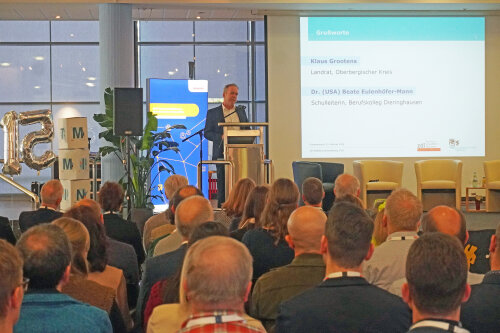Landrat Klaus Grootens begrüßte die rund 100 geladenen Gäste und ging in seiner Begrüßung auf die große Reichweite der Angebote im zdi-Netzwerk im Oberbergischen Kreis und die Bedeutung dieser für den wachsenden Fachkräftebedarf ein. (Foto: OBK)