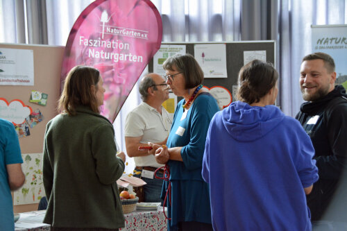 Einen regen Austausch unten den Gästen bot der Markt der Möglichkeiten in der Neuen Orangerie auf Schloss Homburg. (Foto: OBK)