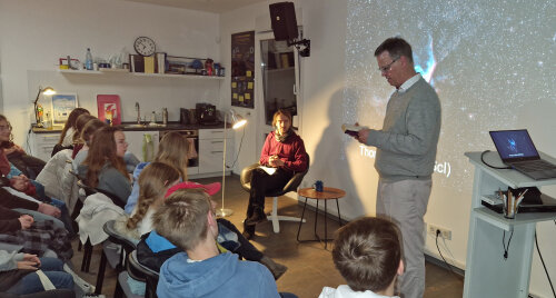 Dr. Thomas Eversberg begrüßte 35 Schülerinnen und Schüler des Dietrich-Bonhoeffer-Gymnasiums Wiehl und des Engelbert-von-Berg-Gymnasiums Wipperfürth in der Schülersternwarte in Waldbröl. (Foto: OBK) Dr. Thomas Eversberg begrüßte 35 Schülerinnen und Schüler des Dietrich-Bonhoeffer-Gymnasiums Wiehl und des Engelbert-von-Berg-Gymnasiums Wipperfürth in der Schülersternwarte in Waldbröl. (Foto: OBK)