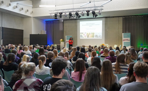 Die Referentin Prof. Dr. Renate Zimmer bot den 180 Teilnehmenden in ihrem Impulsvortrag einen detaillierten Einblick in die Zusammenhänge von Bewegung und psychosozialer Entwicklung von Kindern. (Foto: OBK) Die Referentin Prof. Dr. Renate Zimmer bot den 180 Teilnehmenden in ihrem Impulsvortrag einen detaillierten Einblick in die Zusammenhänge von Bewegung und psychosozialer Entwicklung von Kindern. (Foto: OBK)