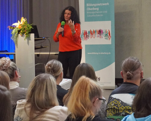 Prof. Dr. Renate Zimmer war Gastrednerin auf dem Fachtag zur Frühkindlichen Entwicklung für Erzieherinnen und Erzieher im Bildungsnetzwerk Oberberg. (Foto: OBK) Prof. Dr. Renate Zimmer war Gastrednerin auf dem Fachtag zur Frühkindlichen Entwicklung für Erzieherinnen und Erzieher im Bildungsnetzwerk Oberberg. (Foto: OBK)