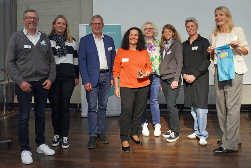 Die Organisatoren freuten sich über die rege Teilnahme am Fachtag (v.l.): Thilo Mücher, Schulleiter des Bergischen Berufskolleg Wipperfürth und Wermelskirchen; Alexandra Michael-Szonn, Abteilungsleiterin der Höheren Berufsfachschule Gesundheit/Erziehung und Soziales am Bergischen Berufskolleg Wipperfürth und Wermelskirchen; Thomas Dörmbach, Leiter Haus der Familie Wipperfürth; Referentin Frau Prof. Dr. Renate Zimmer; Kathrin Rüsberg, Abteilungsleitung Fachoberschule für Soziales Bergischen Berufskolleg Wipperfürth und Wermelskirchen; Cathrin Hans, stellvertretende Schulleiterin des Bergischen Berufskolleg Wipperfürth und Wermelskirchen; Kerstin Rettke, Leiterin ev. Familienzentrum Reichshof/Drespe; Kerstin Pack, Mitarbeiterin des Bildungsbüros Oberberg. (Foto: OBK) Die Organisatoren freuten sich über die rege Teilnahme am Fachtag (v.l.): Thilo Mücher, Schulleiter des Bergischen Berufskolleg Wipperfürth und Wermelskirchen; Alexandra Michael-Szonn, Abteilungsleiterin der Höheren Berufsfachschule Gesundheit/Erziehung und Soziales am Bergischen Berufskolleg Wipperfürth und Wermelskirchen; Thomas Dörmbach, Leiter Haus der Familie Wipperfürth; Referentin Frau Prof. Dr. Renate Zimmer; Kathrin Rüsberg, Abteilungsleitung Fachoberschule für Soziales Bergischen Berufskolleg Wipperfürth und Wermelskirchen; Cathrin Hans, stellvertretende Schulleiterin des Bergischen Berufskolleg Wipperfürth und Wermelskirchen; Kerstin Rettke, Leiterin ev. Familienzentrum Reichshof/Drespe; Kerstin Pack, Mitarbeiterin des Bildungsbüros Oberberg. (Foto: OBK)
