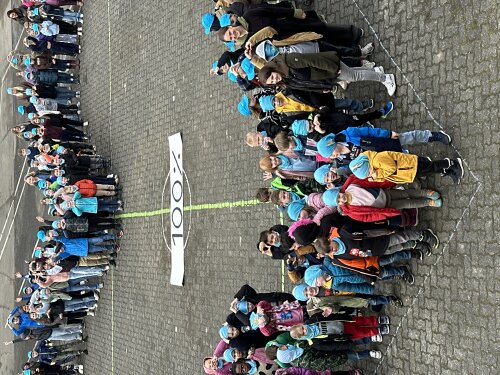 Nachdem die Schülerinnen und Schüler ein Herz auf dem Schulhof gebildet hatten, formten sie mit ihren Händen weitere Herzen als Symbole für Zusammenhalt, Solidarität und Mitmenschlichkeit. (Foto: OBK)  