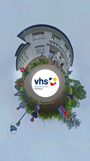 Das Team der VHS Oberberg präsentiert ein rundes Herbstprogramm 2022. (Foto/ Grafik: VHS Oberberg)