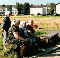 Foto aus dem Flyer zur Wanderausstellung - Foto zeigt Frauen auf einer Bank sitzend