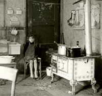 Foto aus dem Flyer zur Wanderausstellung - Foto zeigt eine Frau in einer Küche