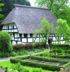 Das Foto zeigt Haus Dahl mit dem Bauerngarten im Vordergrund