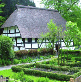 Das Foto zeigt Haus Dahl mit dem Bauerngarten im Vordergrund Das Foto zeigt Haus Dahl mit dem Bauerngarten im Vordergrund