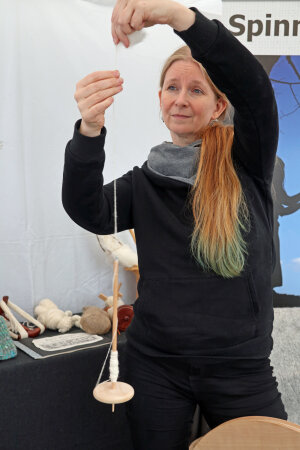 Das Spinnen mit der Spindel wurde bereits im Mittelalter betrieben, sagt Ulrike Claßen-Büttner. (Foto: OBK) 