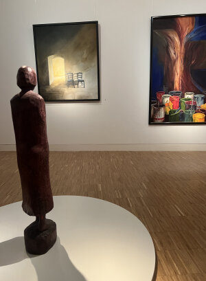 Die Sonderausstellung KUNSTgeschichten zeigt u. a. Werke von (vorne): Marianne Roetzel, Stehende, 1991; (l.) Jutta Stellberg-Schumacher, Zwei Stühle, 2003 und (r.) Jutta Stellberg-Schumacher, Farbtöpfe, 1992. (Foto: OBK) Die Sonderausstellung KUNSTgeschichten zeigt u. a. Werke von (vorne): Marianne Roetzel, Stehende, 1991; (l.) Jutta Stellberg-Schumacher, Zwei Stühle, 2003 und (r.) Jutta Stellberg-Schumacher, Farbtöpfe, 1992. (Foto: OBK)