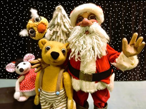 Auf der Suche nach dem "einzig wahren Weihnachtsstern" für ein kleines Tannenbäumchen: Schloss Homburg präsentiert zum 1. Advent ein poetisches Puppentheater. (Foto: Piccolo Puppentheater) Auf der Suche nach dem "einzig wahren Weihnachtsstern" für ein kleines Tannenbäumchen: Schloss Homburg präsentiert zum 1. Advent ein poetisches Puppentheater. (Foto: Piccolo Puppentheater)