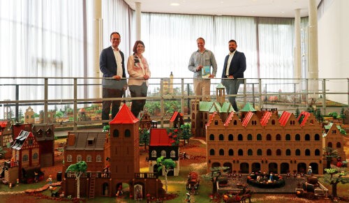 Förderer und Organisatoren der Sonderausstellung (v. l.): Manuel Peters, Regionalvorstand Oberberg der Kreissparkasse Köln; Rosemarie Katzenbach, Stiftungsreferentin der Kreissparkasse Köln; Kulturamtsleiter Steffen Müller und Kulturdezernent Felix Ammann freuen sich über die gelungene Fortsetzung der PLAYMOBIL-Sonderausstellung "Geschichte(n) erleben auf Schloss Homburg 2". (Foto: OBK)